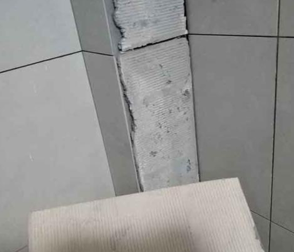 焦作市瓷砖空鼓维修公司分享下厨房瓷砖脱落的补救措施。